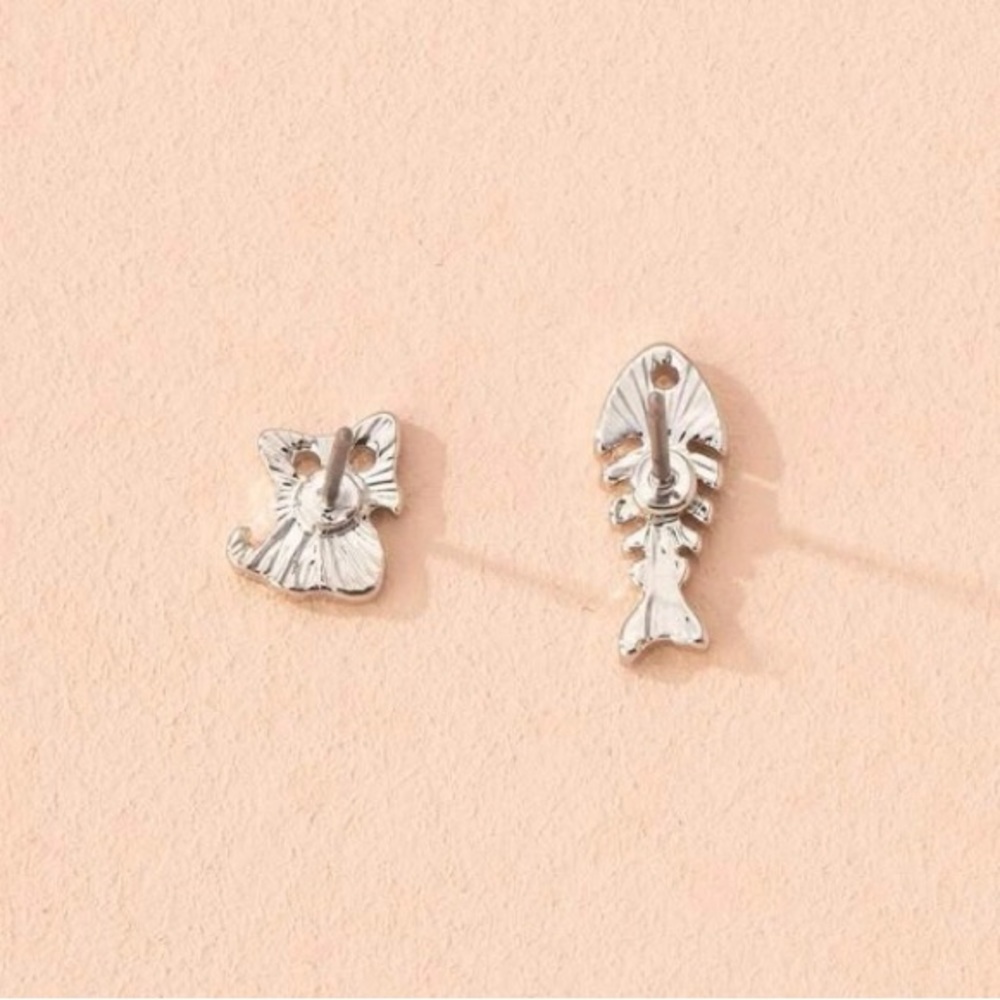 🦴🐱Cat & Fish Bone Earrings NWT - Picture 8 of 10